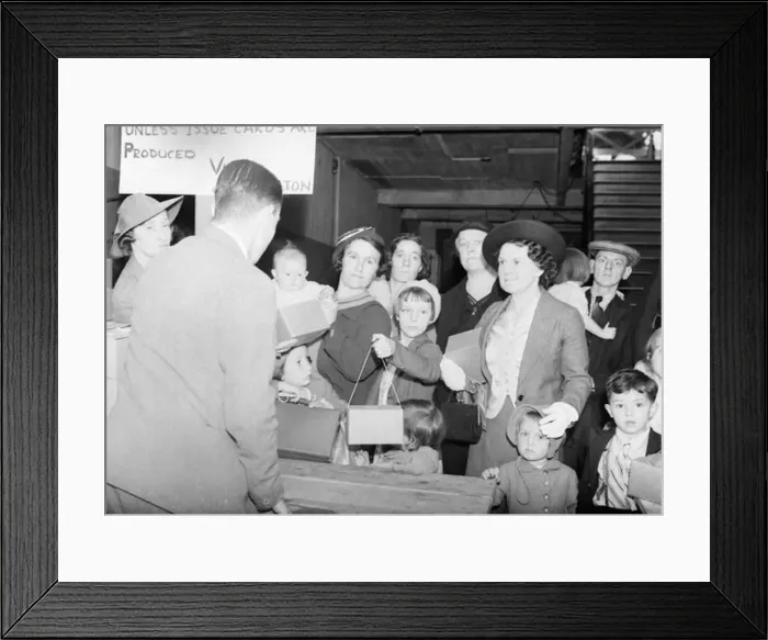 : Gas mask distribution and fitting in Birmingham in the months running up to the outbreak : Gas mask distribution and fitting in Birmingham in the months running up to the outbreak