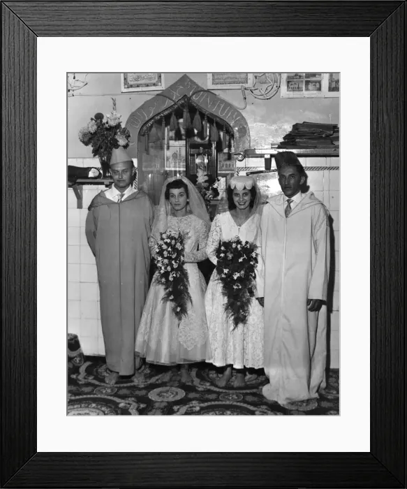 Framed Print : Cardiff moslem couples pictured following their wedding at the Cardiff Mosque - September