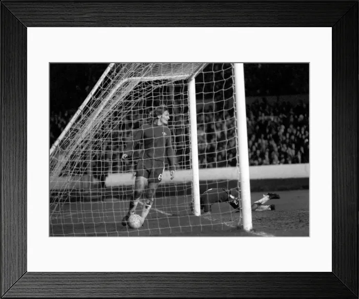 Framed Print : English League Division One match at Stamford Bridge Chelsea 0 v Queens Park Framed Print : English League Division One match at Stamford Bridge Chelsea 0 v Queens Park