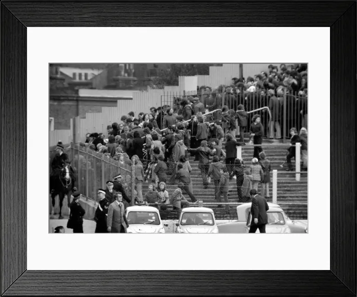 Framed Print : English League Division One match at Stamford Bridge Chelsea 0 v Queens Park