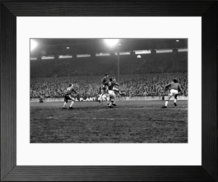 Framed Print : Sport: Football: English League Division One match. Crystal Palace v. Chelsea