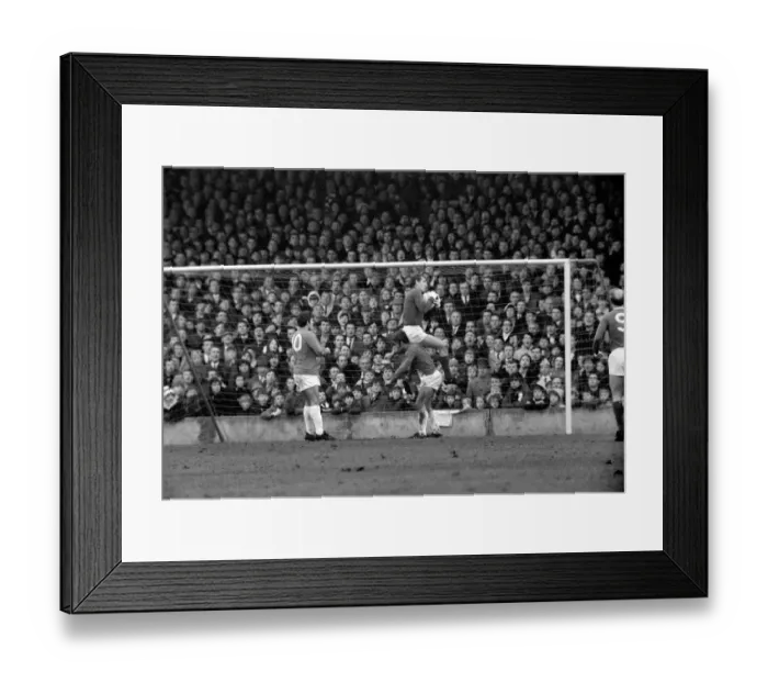 Framed Print : English FA Cup match at Portman Road Ipswich Town 0 v Manchester United 1