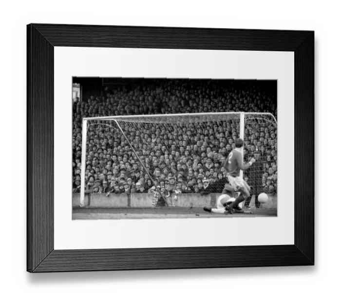 Framed Print : English FA Cup match at Portman Road Ipswich Town 0 v Manchester United 1 Framed Print : English FA Cup match at Portman Road Ipswich Town 0 v Manchester United 1