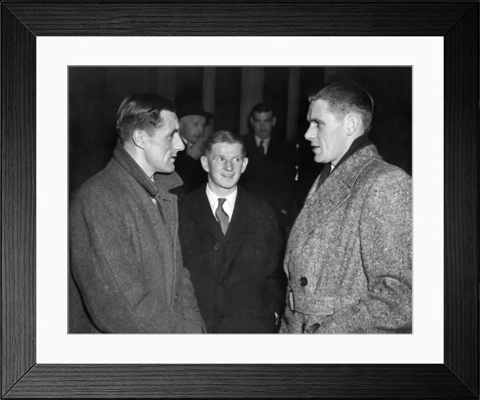 Framed Print : George Swindin (left) Arsenal goalkeeper, and Ted Ditchburn, Spurs Goalkeeper Framed Print : George Swindin (left) Arsenal goalkeeper, and Ted Ditchburn, Spurs Goalkeeper