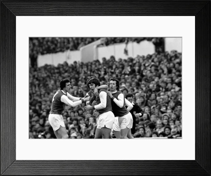 Framed Print : Division One Football, local derby match between Tottenham Hotspur Framed Print : Division One Football, local derby match between Tottenham Hotspur