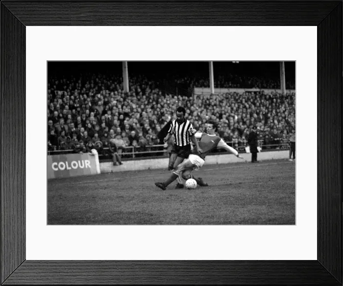 Framed Print : F. A. Cup. Notts County (0) v. Arsenal (1). January 1977 77-00110-017 Framed Print : F. A. Cup. Notts County (0) v. Arsenal (1). January 1977 77-00110-017