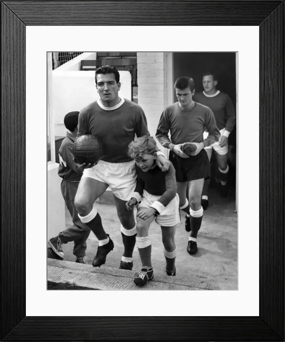 Framed Print : Alex Parker EvertonOs captain, leads the team out against Sheffield United
