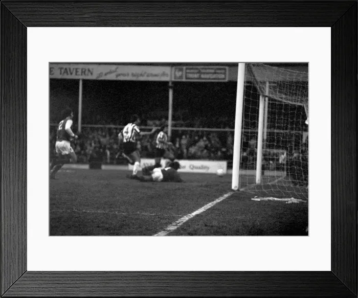 Framed Print : F. A. Cup. Notts County (0) v. Arsenal (1). January 1977 77-00110-019 Framed Print : F. A. Cup. Notts County (0) v. Arsenal (1). January 1977 77-00110-019