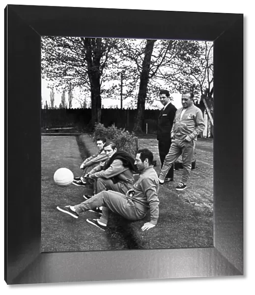 Gento juggles with the bull watched by his team-mates. April 1968 P005802