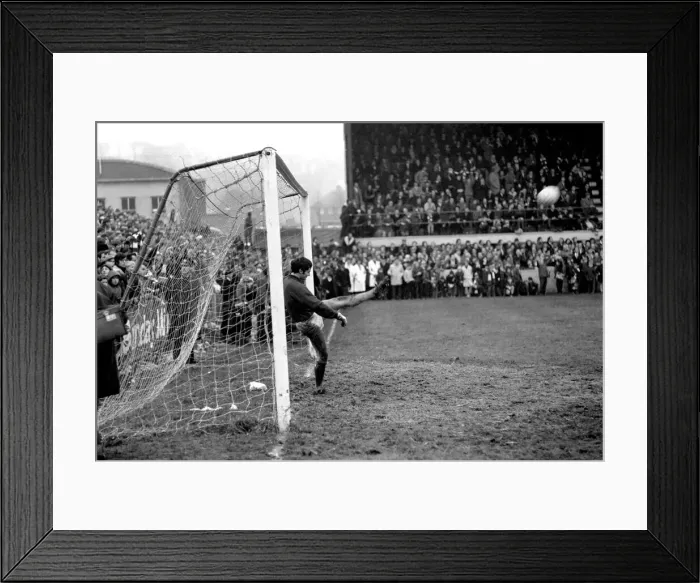 Framed Print : F. A. Cup: Yeovil v. Arsenal: 3rd Round. January 1971 71-00138-014 Framed Print : F. A. Cup: Yeovil v. Arsenal: 3rd Round. January 1971 71-00138-014