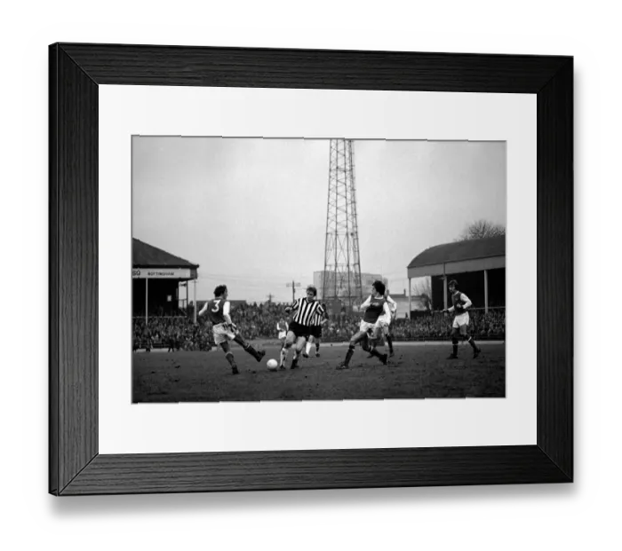Framed Print : F. A. Cup. Notts County (0) v. Arsenal (1). January 1977 77-00110-031
