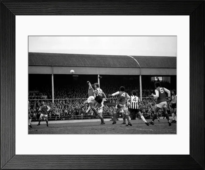 Framed Print : F. A. Cup. Notts County (0) v. Arsenal (1). January 1977 77-00110-005 Framed Print : F. A. Cup. Notts County (0) v. Arsenal (1). January 1977 77-00110-005