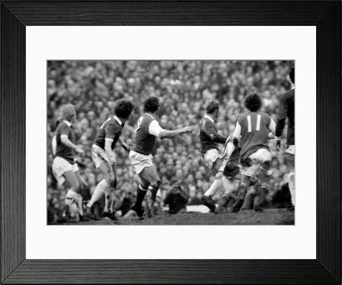 Framed Print : F. A. Cup: Arsenal v. Leicester City. February 1975 75-00906 Framed Print : F. A. Cup: Arsenal v. Leicester City. February 1975 75-00906