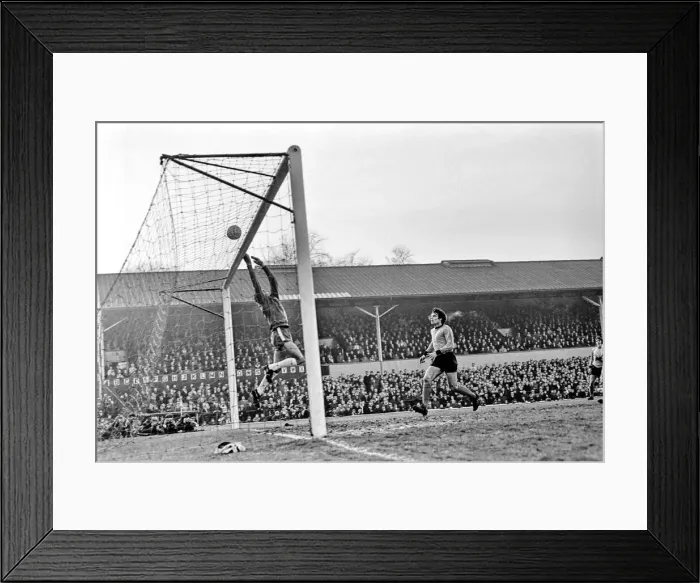 Framed Print : English League Division One match Wolverhampton Wanderers 3 v Chelsea 0 Framed Print : English League Division One match Wolverhampton Wanderers 3 v Chelsea 0