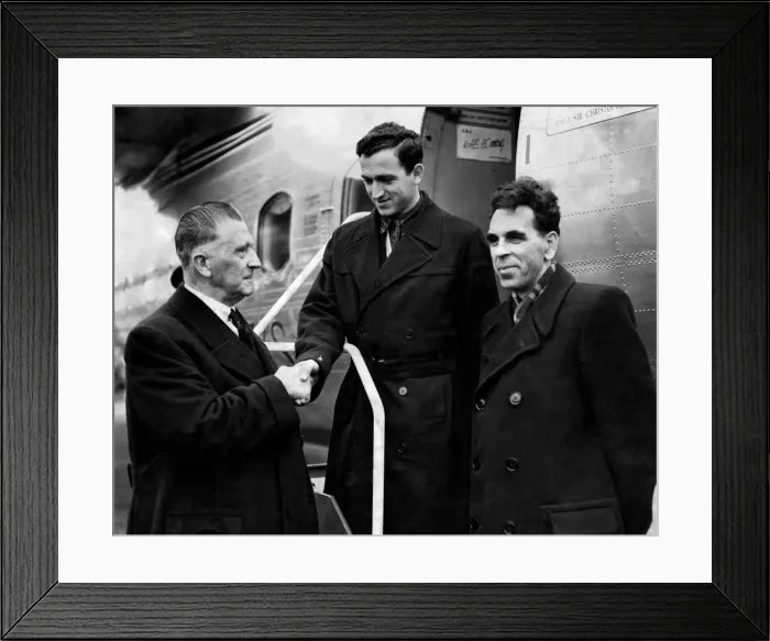 Framed Print : Jimmy Joyce, Arsenal director shakes hands with N. Simon Ian, Capt Framed Print : Jimmy Joyce, Arsenal director shakes hands with N. Simon Ian, Capt