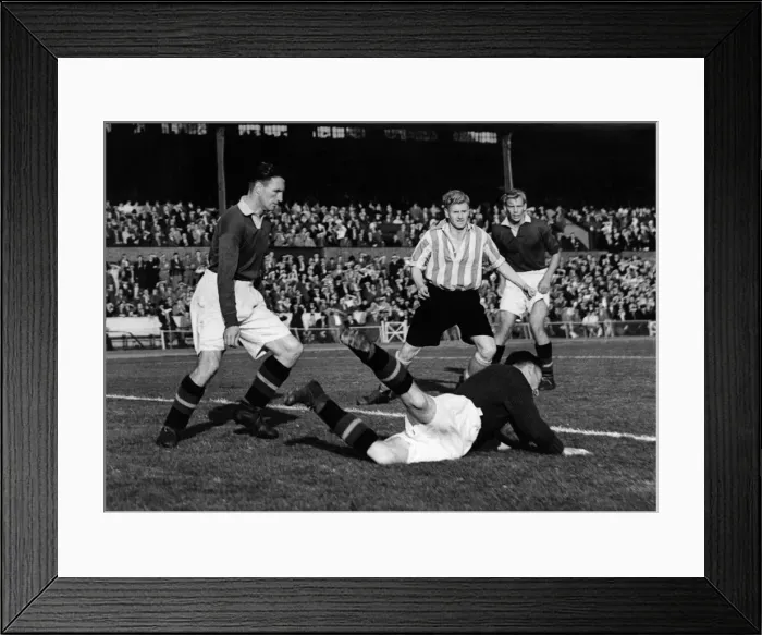 Framed Print : Chelsea v Sunderland at Stanford Bridge. Medhurst the Chelsea Goalie seen safely with Framed Print : Chelsea v Sunderland at Stanford Bridge. Medhurst the Chelsea Goalie seen safely with