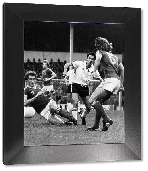 Spurs v Ipswich. Osvaldo Ardiles out joxes the Ipswich players. December 1978 P011176