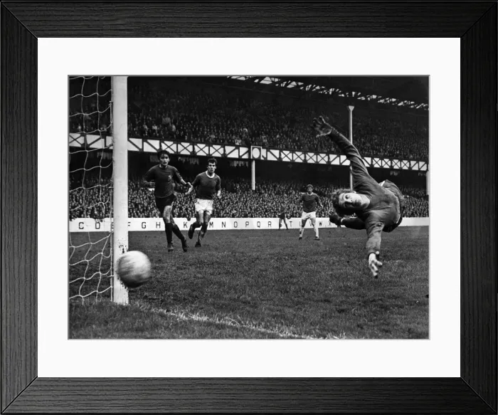 Framed Print : Everton v. Sunderland. Sunderland goalkeeper Montgemery misses this shot from Harvey of Framed Print : Everton v. Sunderland. Sunderland goalkeeper Montgemery misses this shot from Harvey of