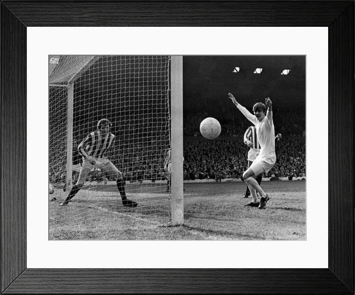 Framed Print : Leed Utd. V Stoke City. Alan Clarke appeals for a penalty after Terry Conroy standing Framed Print : Leed Utd. V Stoke City. Alan Clarke appeals for a penalty after Terry Conroy standing