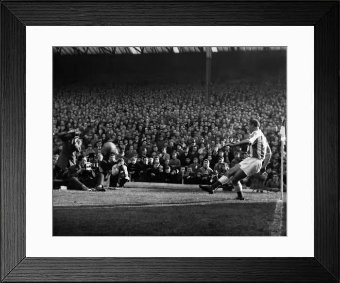 Framed Print : Stan Matthews returns to Stoke 11. Stan takes his first corner kick of the match Framed Print : Stan Matthews returns to Stoke 11. Stan takes his first corner kick of the match