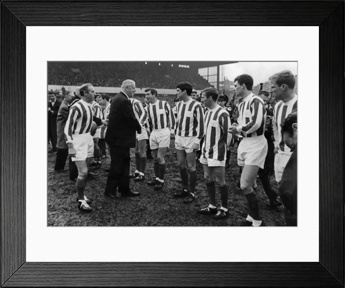 Framed Print : Sir Stanley goes down the line with Sir Stanley Rouse. April 1965 P011218 Framed Print : Sir Stanley goes down the line with Sir Stanley Rouse. April 1965 P011218