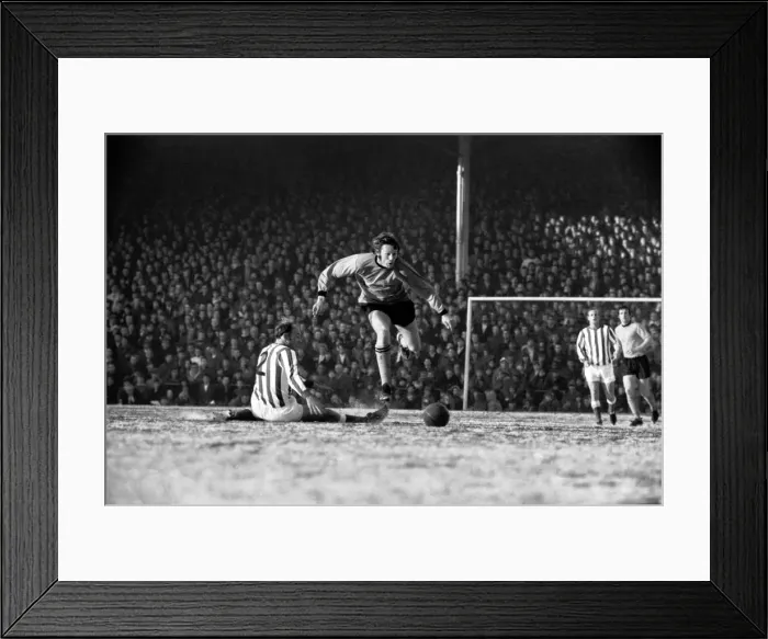Framed Print : English League Division One match at Molineux Wolverhampton Wanderers 1 v Framed Print : English League Division One match at Molineux Wolverhampton Wanderers 1 v