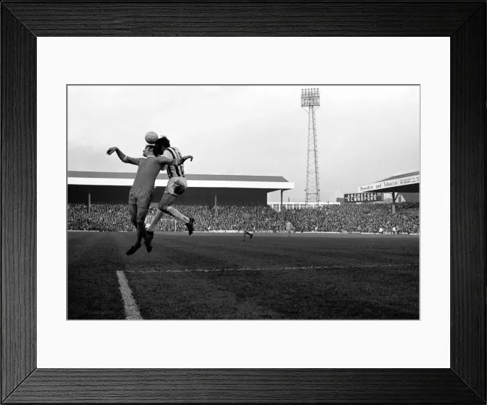 Framed Print : English League Division One match at the Hawthorns West Bromwich Albion 3 v Framed Print : English League Division One match at the Hawthorns West Bromwich Albion 3 v