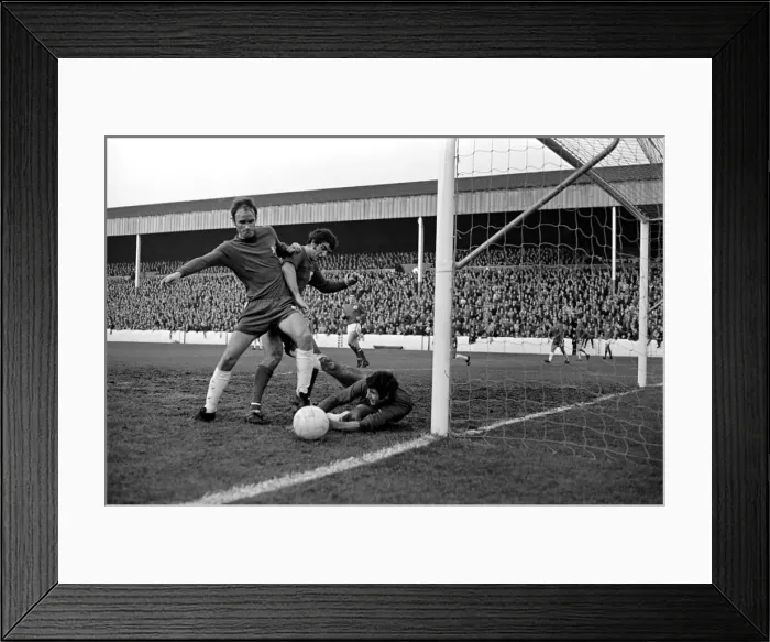 Framed Print : English League Division One match Nottingham Forest 1 v Chelsea 1 Framed Print : English League Division One match Nottingham Forest 1 v Chelsea 1