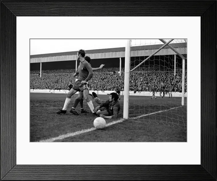 Framed Print : English League Division One match Nottingham Forest 1 v Chelsea 1 Framed Print : English League Division One match Nottingham Forest 1 v Chelsea 1
