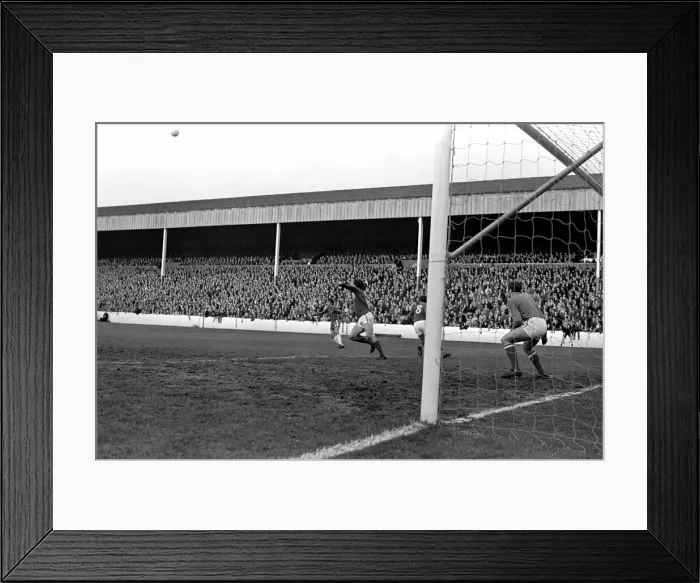 Framed Print : English League Division One match Nottingham Forest 1 v Chelsea 1