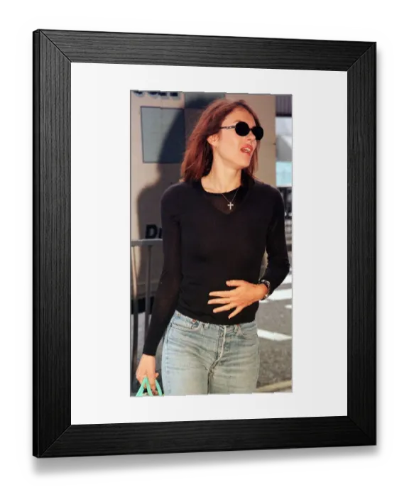 Framed Print : Liz Hurley September 1998 Actress at London Heathrow Airport leaving for flight to New