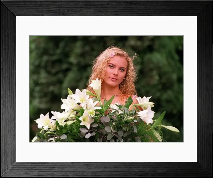 : Tracy Shaw Actress May 1998 pictured with Lillies Flowers A©Mirrorpix : Tracy Shaw Actress May 1998 pictured with Lillies Flowers A©Mirrorpix
