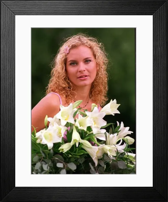 : Tracy Shaw Actress May 1998 pictured with Lillies Flowers A©Mirrorpix