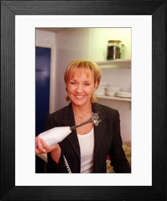 Framed Print : Amanda Reddington Actress March 1998 is pictured holding a Bamix swiss made hand Framed Print : Amanda Reddington Actress March 1998 is pictured holding a Bamix swiss made hand