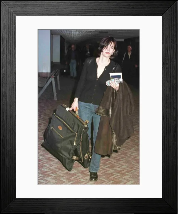 Framed Print : Courteney Cox Friends actress arriving at January 1998 Heathrow from Los Angeles Framed Print : Courteney Cox Friends actress arriving at January 1998 Heathrow from Los Angeles