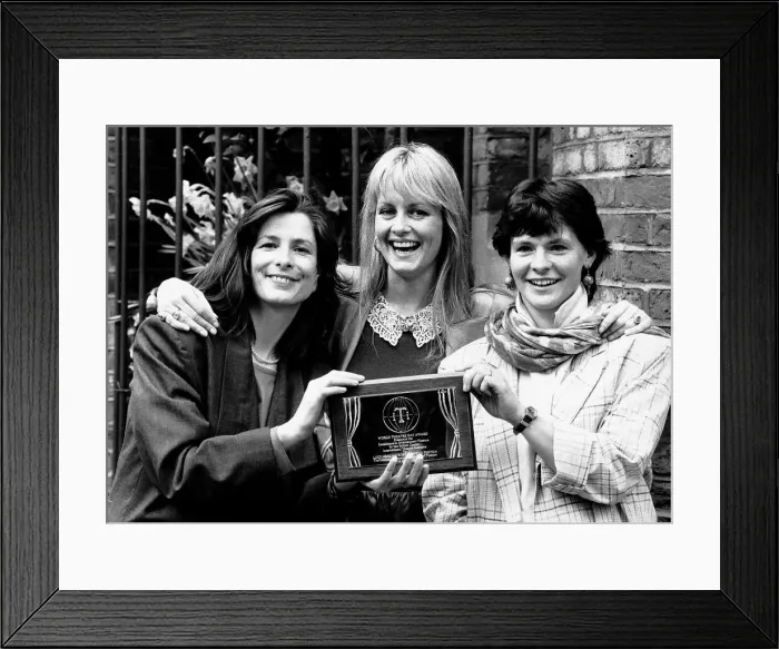Framed Print : Twiggy Model Actress presenting award to London Theatres Directors Rose Fenton Framed Print : Twiggy Model Actress presenting award to London Theatres Directors Rose Fenton