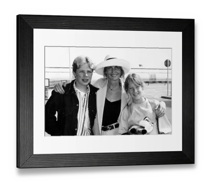 Framed Print : Twiggy actress with her daughter Carly and step son Ace Lawson Framed Print : Twiggy actress with her daughter Carly and step son Ace Lawson