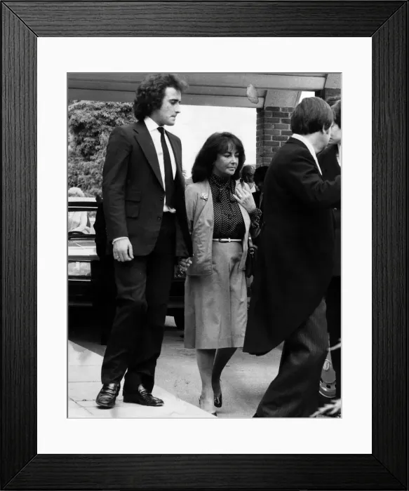 Framed Print : Elizabeth Taylor Actress with her son Christopher as they walk hand in hand Framed Print : Elizabeth Taylor Actress with her son Christopher as they walk hand in hand
