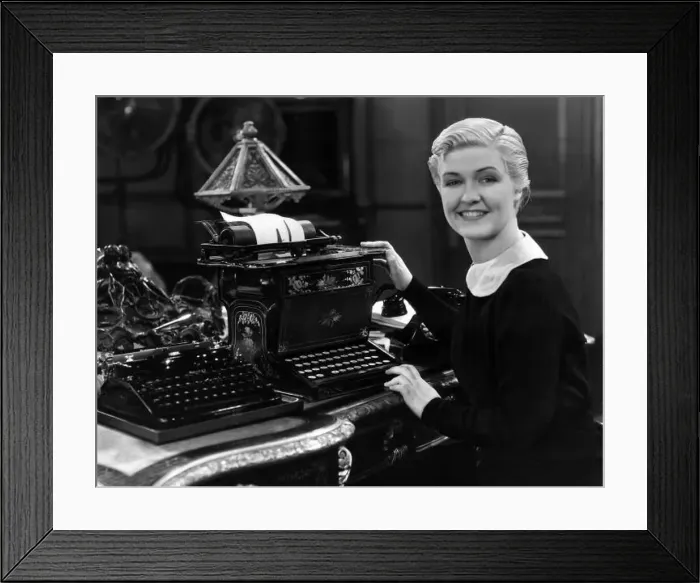 : Actress Laura La Plante at a typewriter. 12th March 1934 : Actress Laura La Plante at a typewriter. 12th March 1934