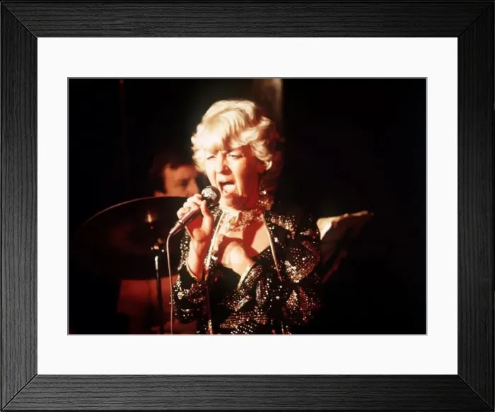 : Lynne Perrie Actress singing on stage : Lynne Perrie Actress singing on stage