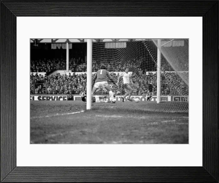 Framed Print : English League Division One match at Goodison Park. Everton 0 v West Ham United 0