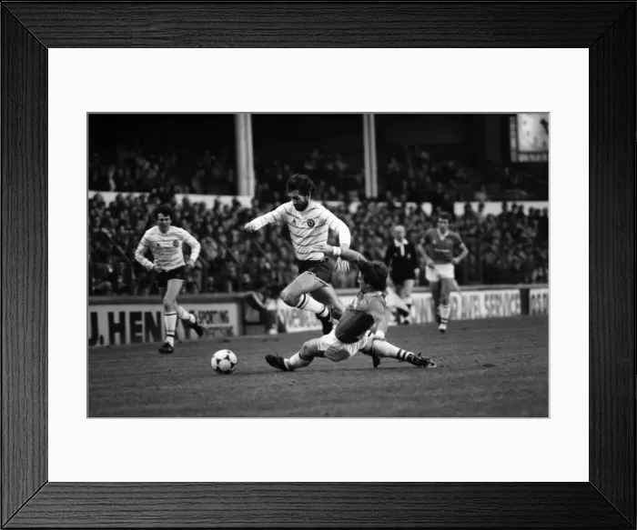 Framed Print : English League Division One match at Goodison Park Everton 1 v Aston Villa 1 Framed Print : English League Division One match at Goodison Park Everton 1 v Aston Villa 1