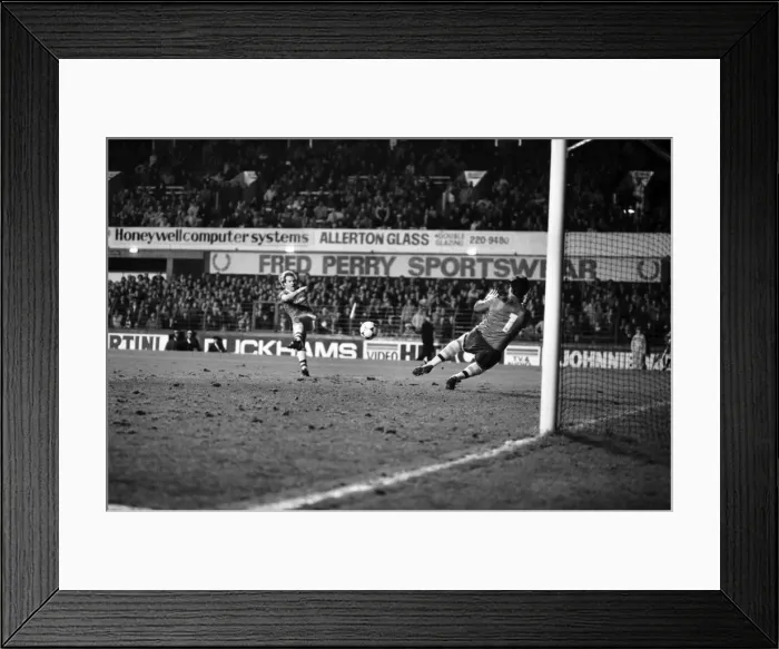 Framed Print : English League Division One match at Goodison Park Everton 1 v Aston Villa 1