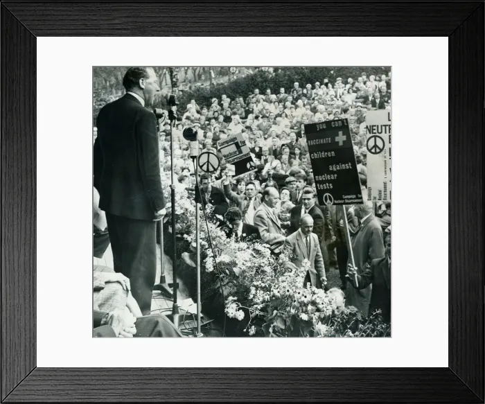 Framed Print : Labour party Leader Hugh Gaitskell speaking at a CND Anti nuclear demonstration in