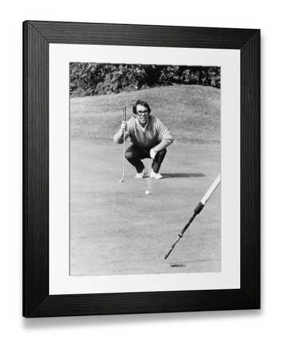 Framed Print : Ronnie Corbett Comedian crouches down to eye up a putt during a golf match dbase