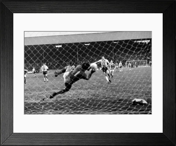 Framed Print : Sheffield United 0 v. Gillingham 1. Division Three Football. January 1981 MF01-11-020 Framed Print : Sheffield United 0 v. Gillingham 1. Division Three Football. January 1981 MF01-11-020