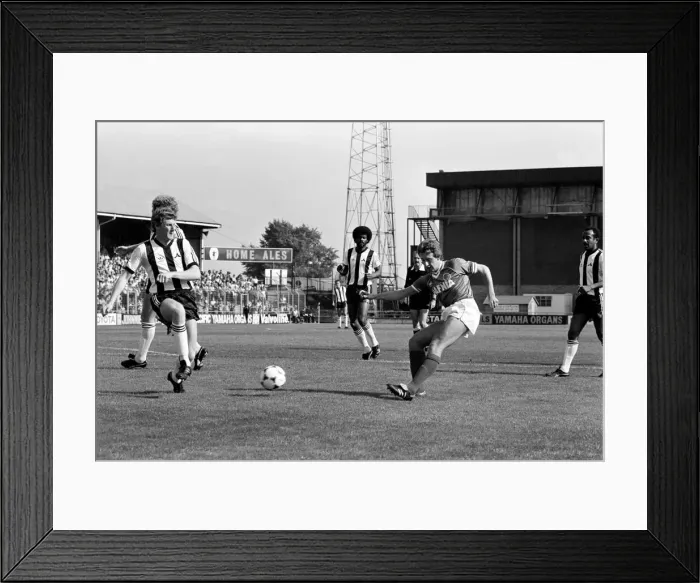 Framed Print : English League Division One match. Notts County 1 v Everton 0 Framed Print : English League Division One match. Notts County 1 v Everton 0