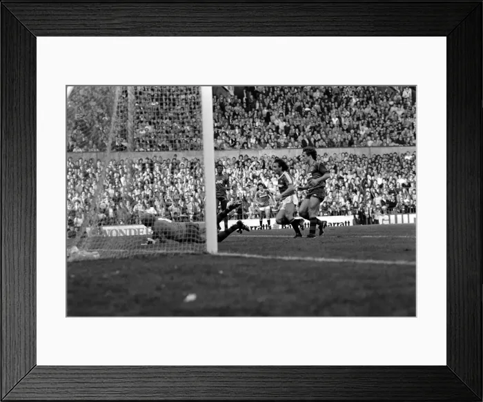 Framed Print : English League Division One match at Old Trafford. Manchetser United 0 v Arsenal 0 Framed Print : English League Division One match at Old Trafford. Manchetser United 0 v Arsenal 0
