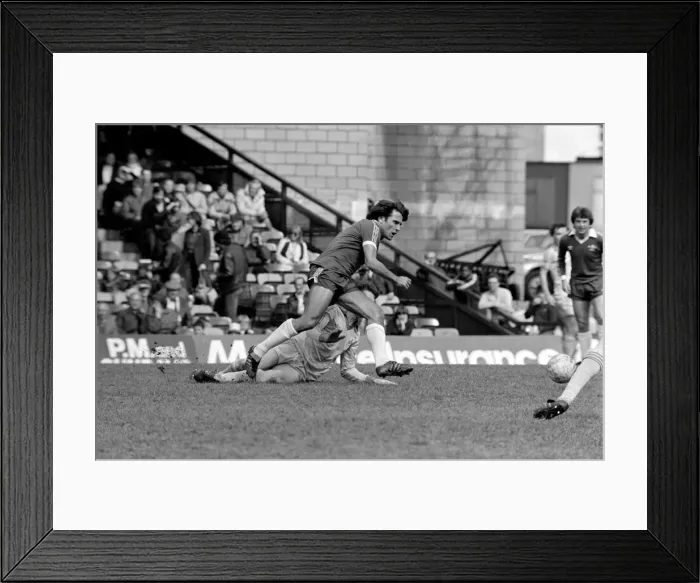 Framed Print : Division Two Football, Chelsea v Notts County, Stamford Bridge Framed Print : Division Two Football, Chelsea v Notts County, Stamford Bridge