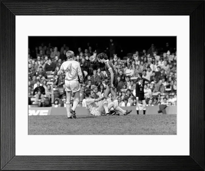 Framed Print : Division Two Football, Chelsea v Notts County, Stamford Bridge Framed Print : Division Two Football, Chelsea v Notts County, Stamford Bridge